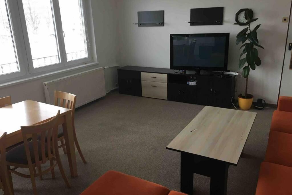 Family Apartment With Garden And Parking Spot Ceske Budejovice Bagian luar foto